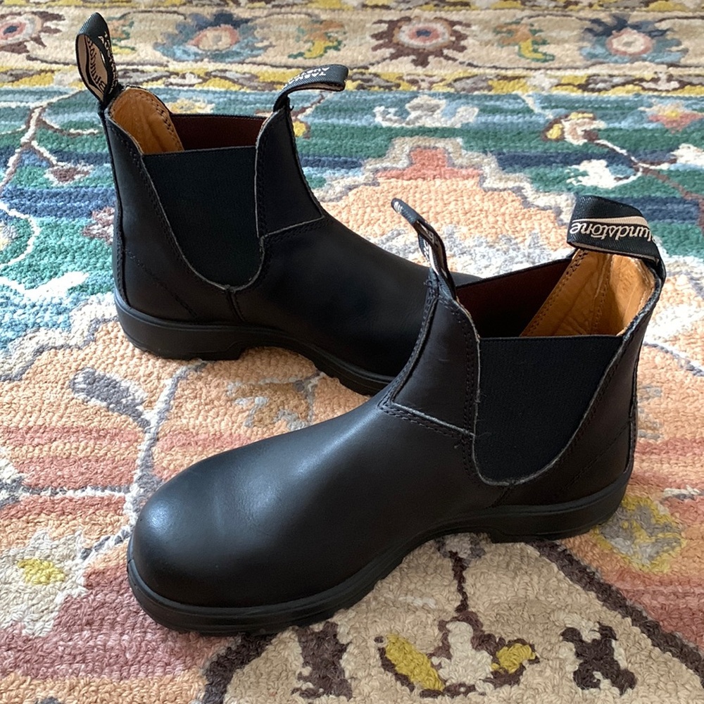 Blundstone Chelsea black slip on boot size 8.5. Very good condition